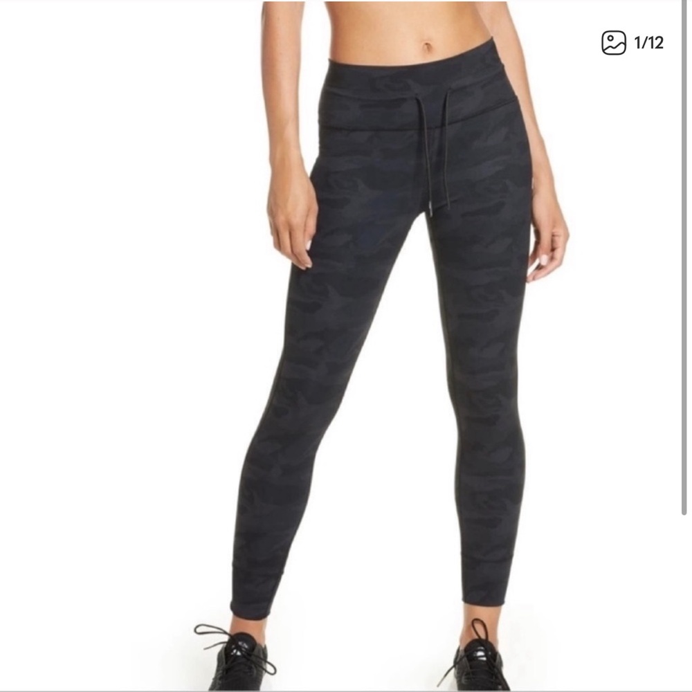 Vuori • Daily Legging • Sz XS • Black Camo